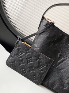 Louis Vuitton Handbag M13480 in Black