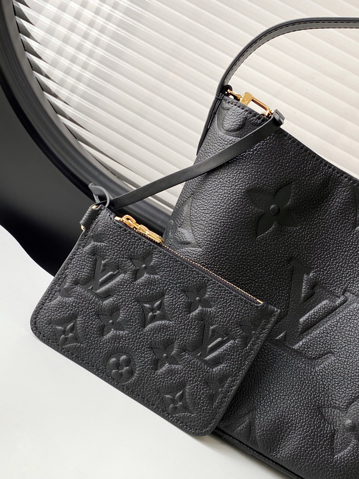 Louis Vuitton Handbag M13480 in Black