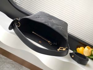 Louis Vuitton Handbag M13480 in Black