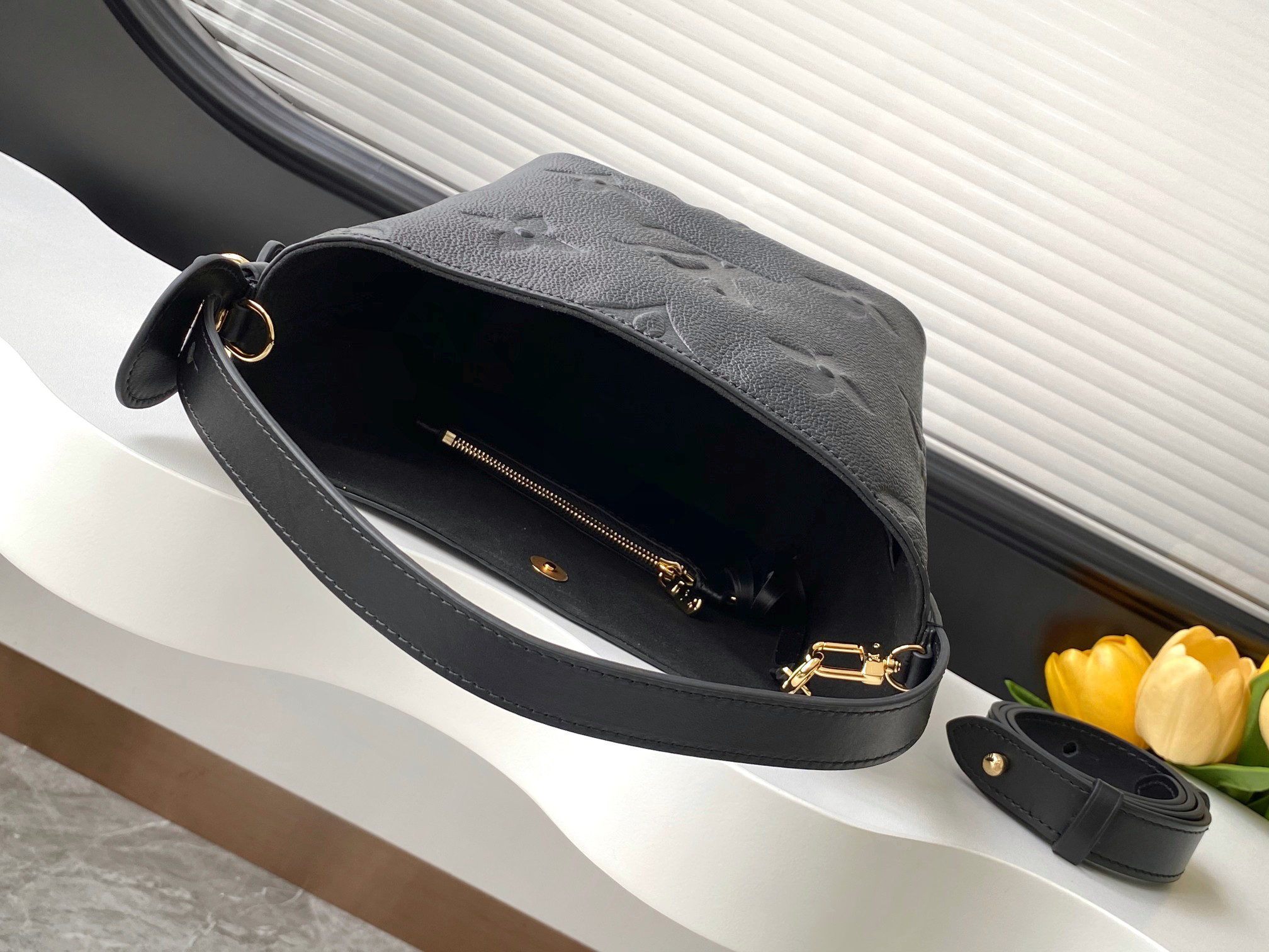 Louis Vuitton Handbag M13480 in Black