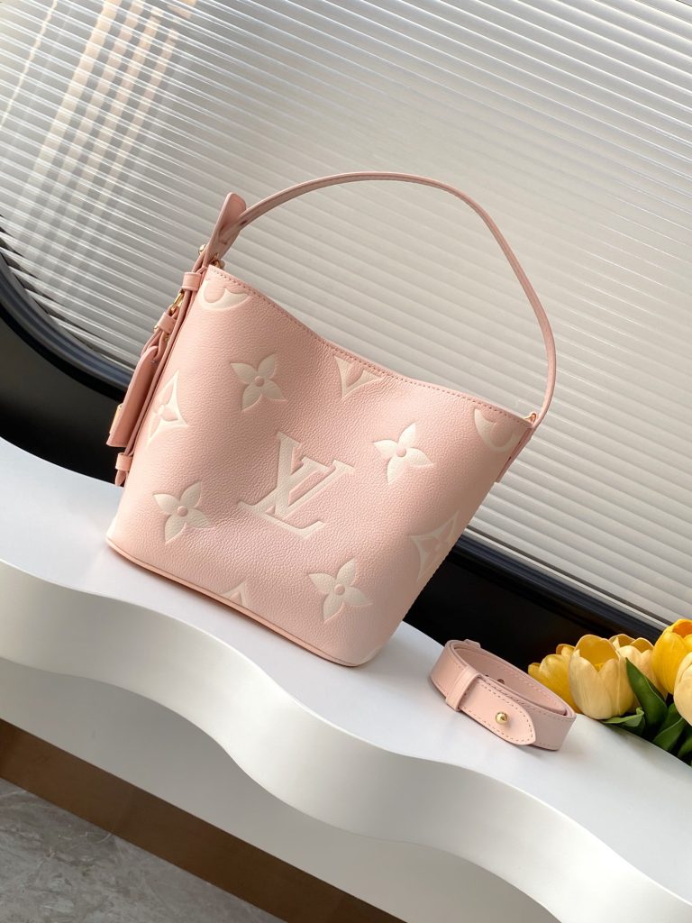 Louis Vuitton Handbag M13480 in Black