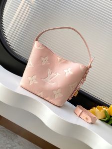 Louis Vuitton Handbag M13480 in Black