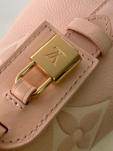 Louis Vuitton Handbag M13480 in Black
