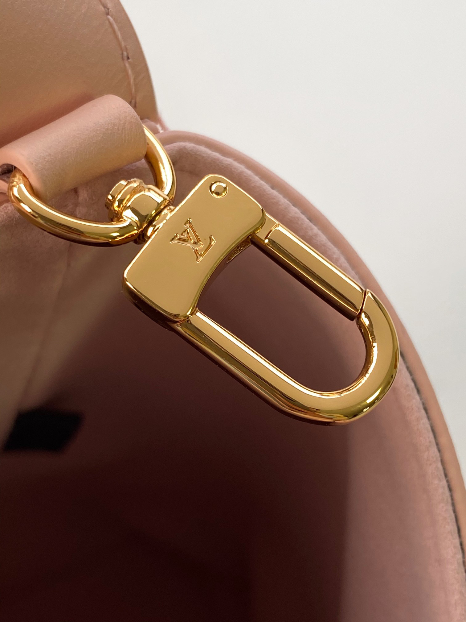 Louis Vuitton Handbag M13480 in Black