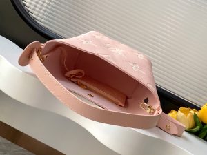 Louis Vuitton Handbag M13480 in Black