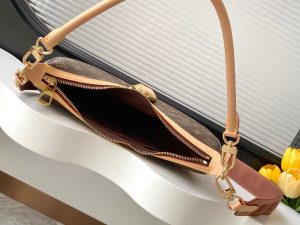 Louis Vuitton Shoulder Bag M12939
