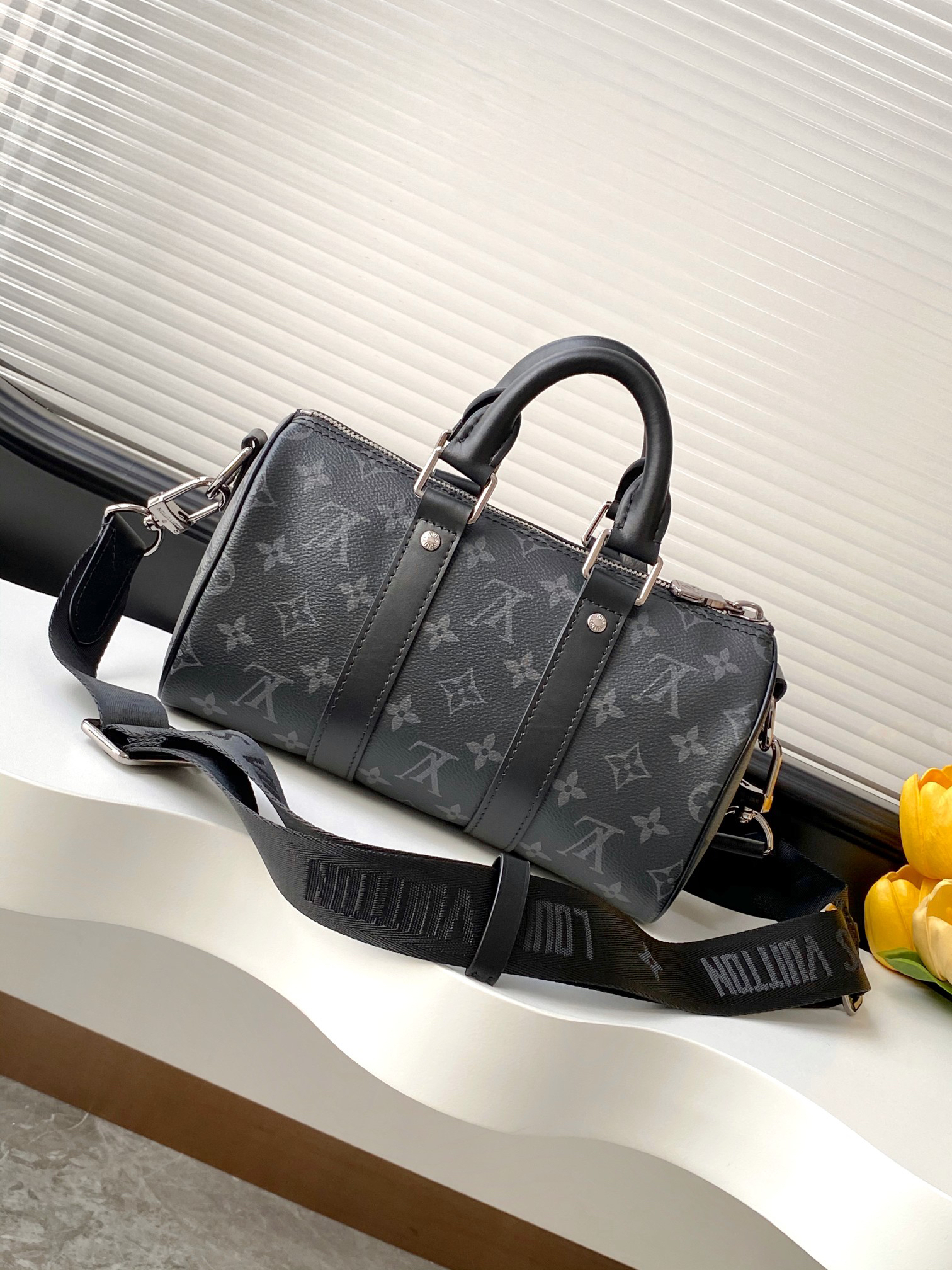 Louis Vuitton Handbag M46271