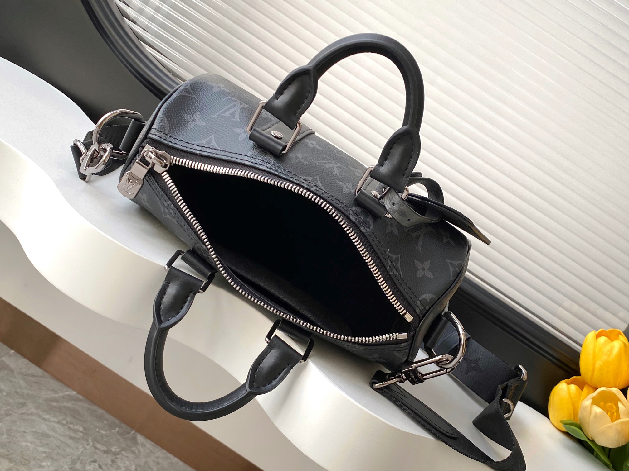 Louis Vuitton Handbag M46271
