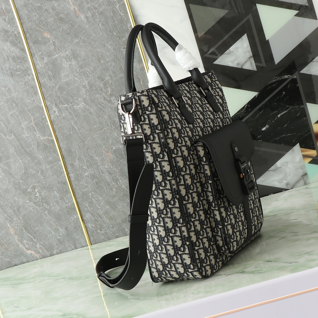 Shoulder Bag in Black