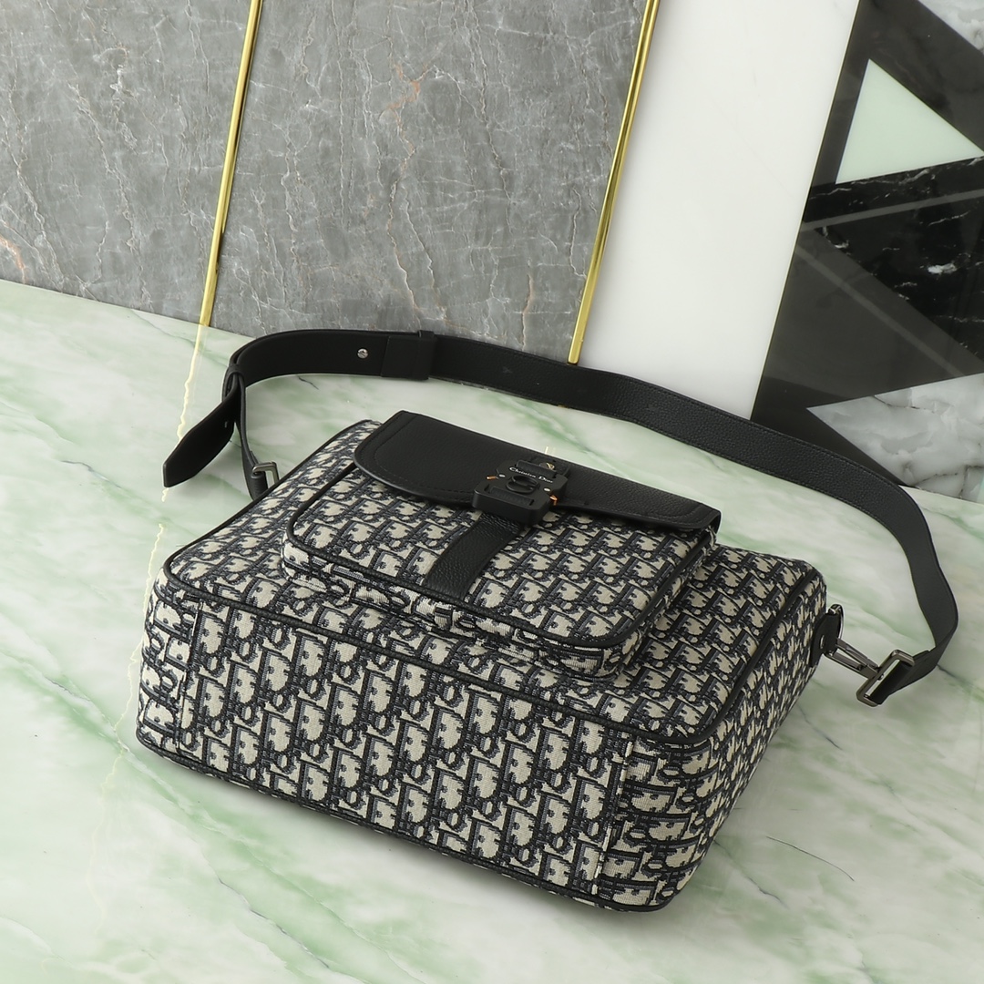 Shoulder Bag in Black