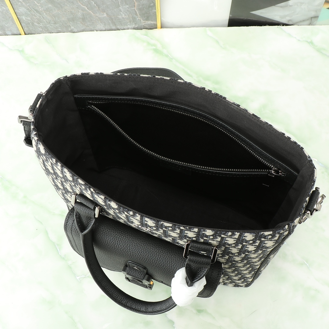 Shoulder Bag in Black