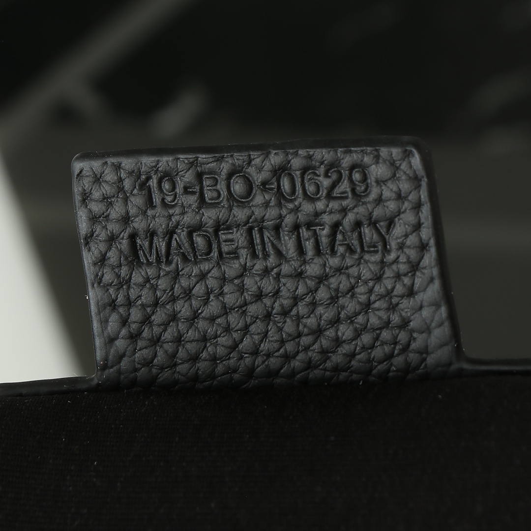 Shoulder Bag in Black