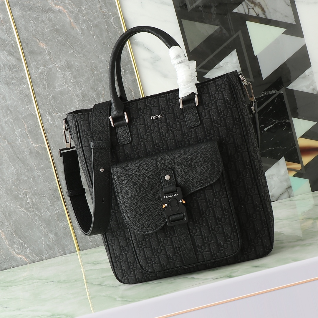 Shoulder Bag in Black