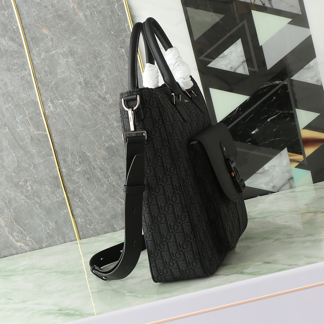 Shoulder Bag in Black