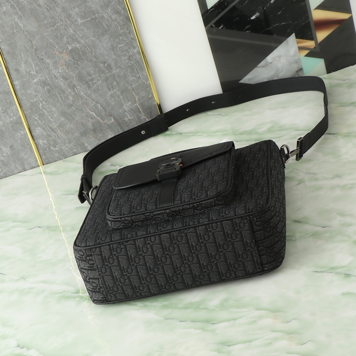 Shoulder Bag in Black