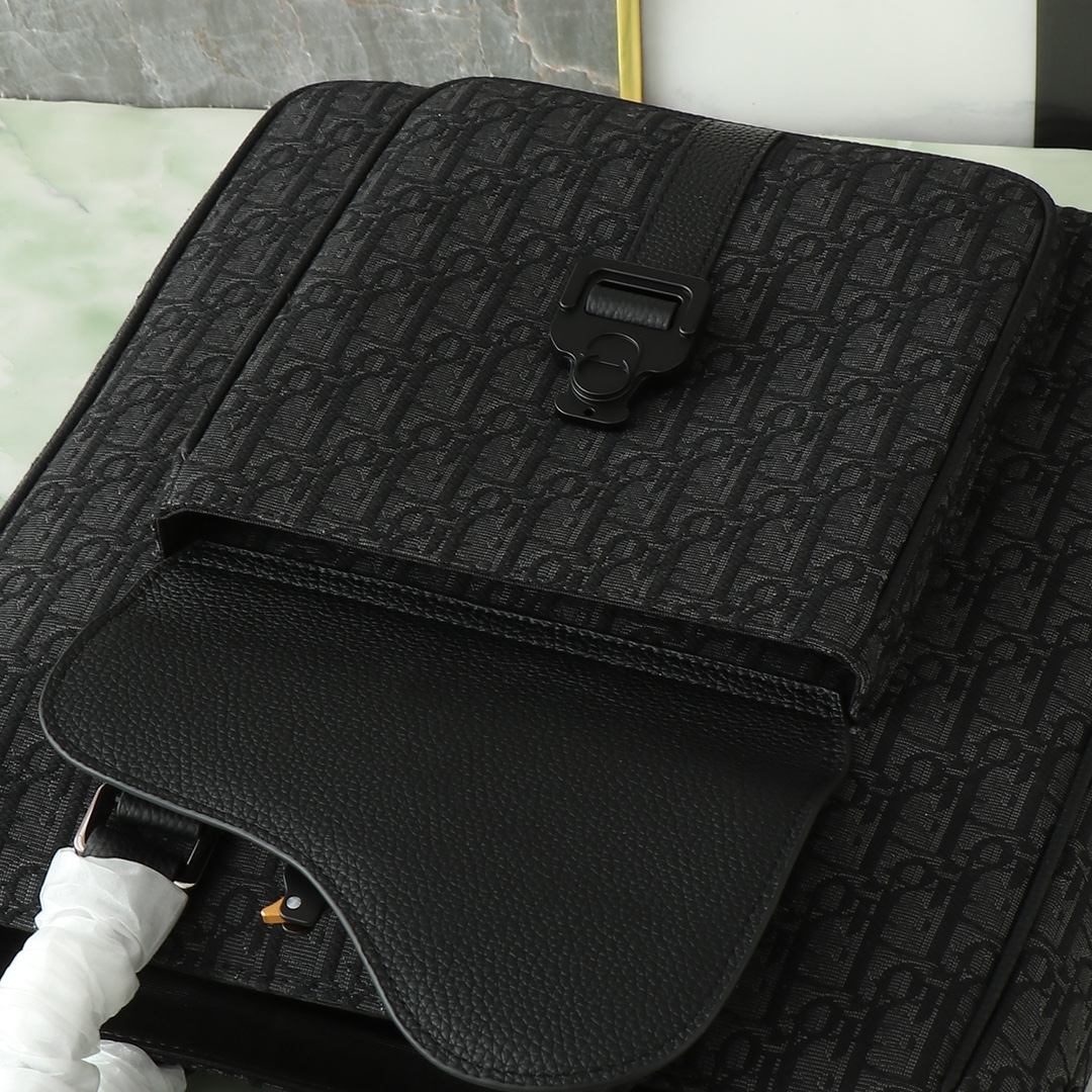 Shoulder Bag in Black