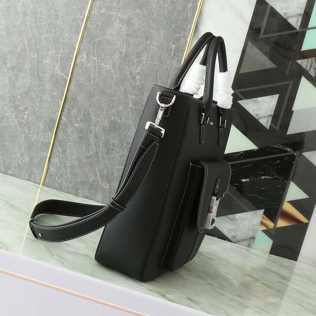 Shoulder Bag in Black