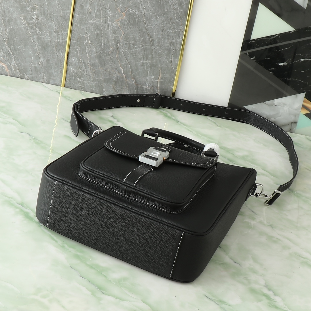 Shoulder Bag in Black