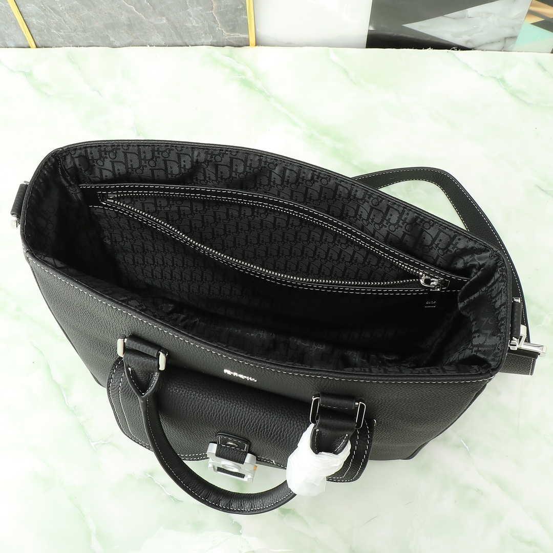 Shoulder Bag in Black