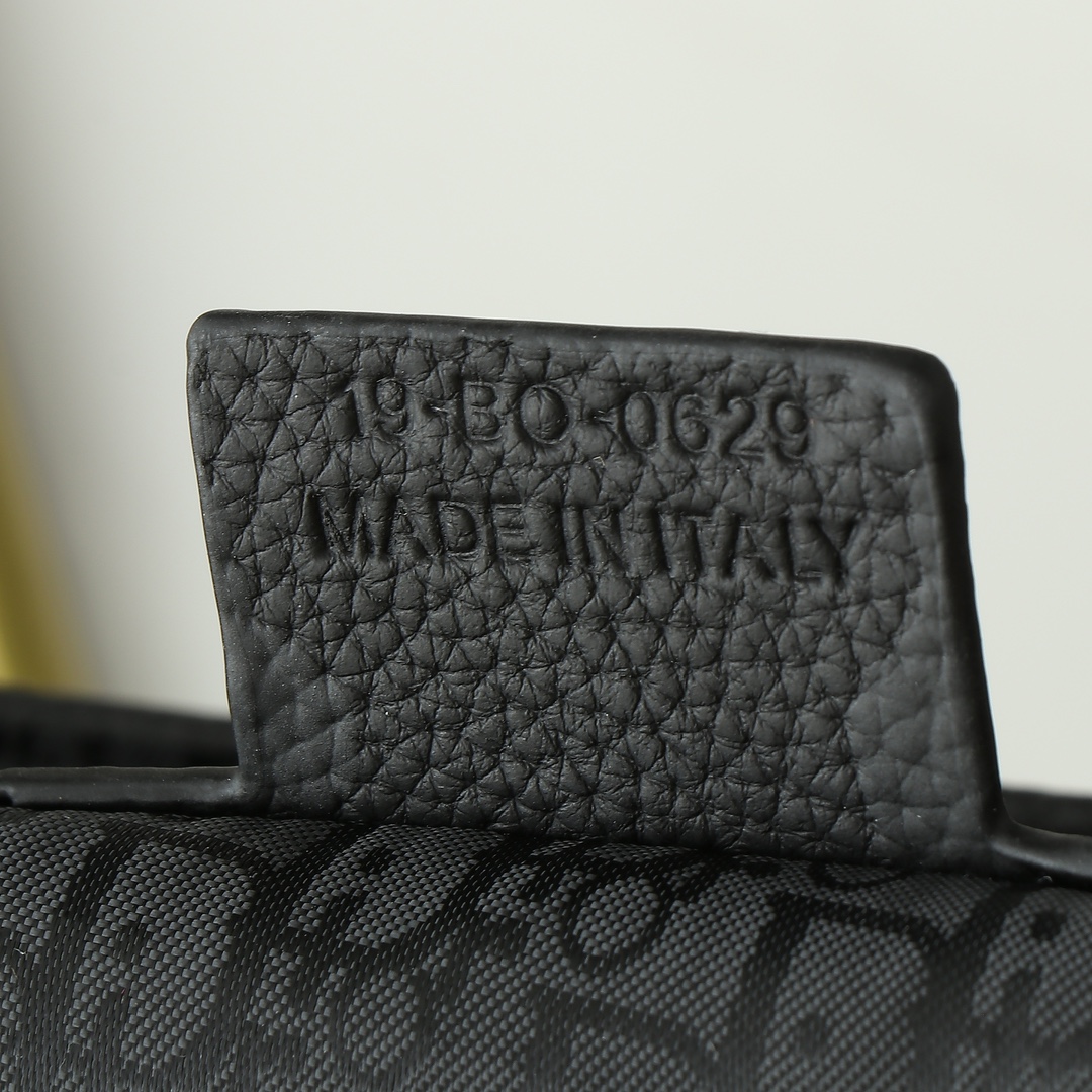 Shoulder Bag in Black