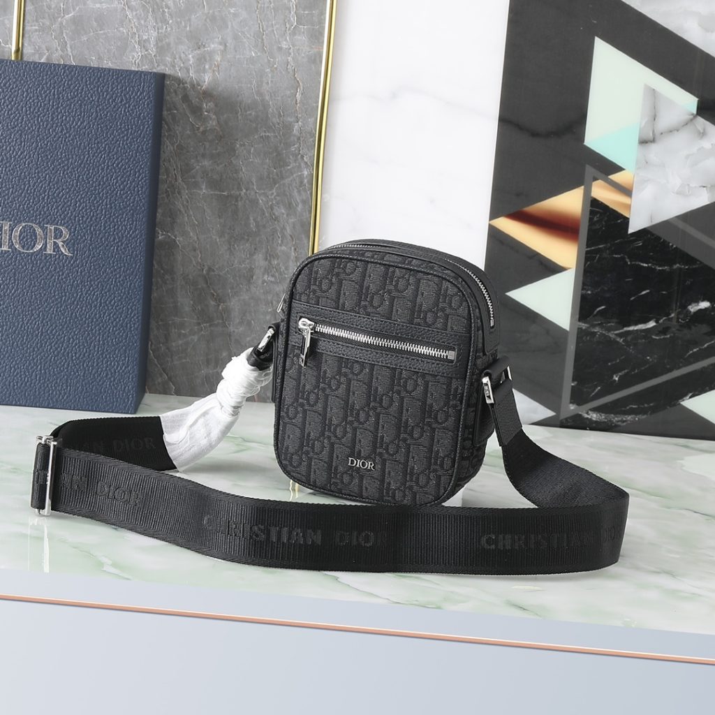 Shoulder Bag in Black