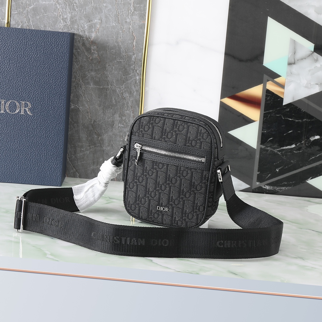 Shoulder Bag in Black