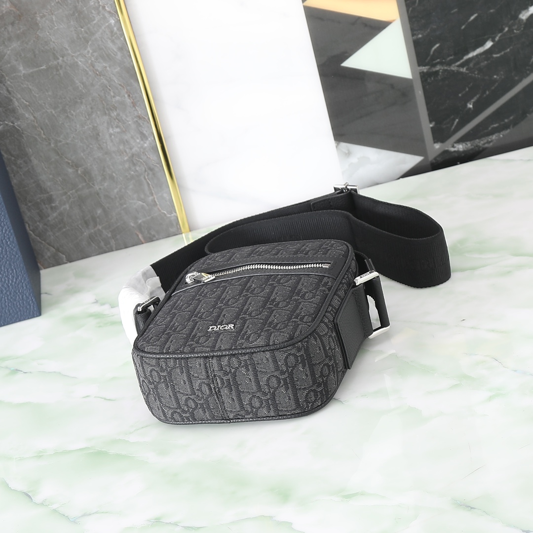 Shoulder Bag in Black