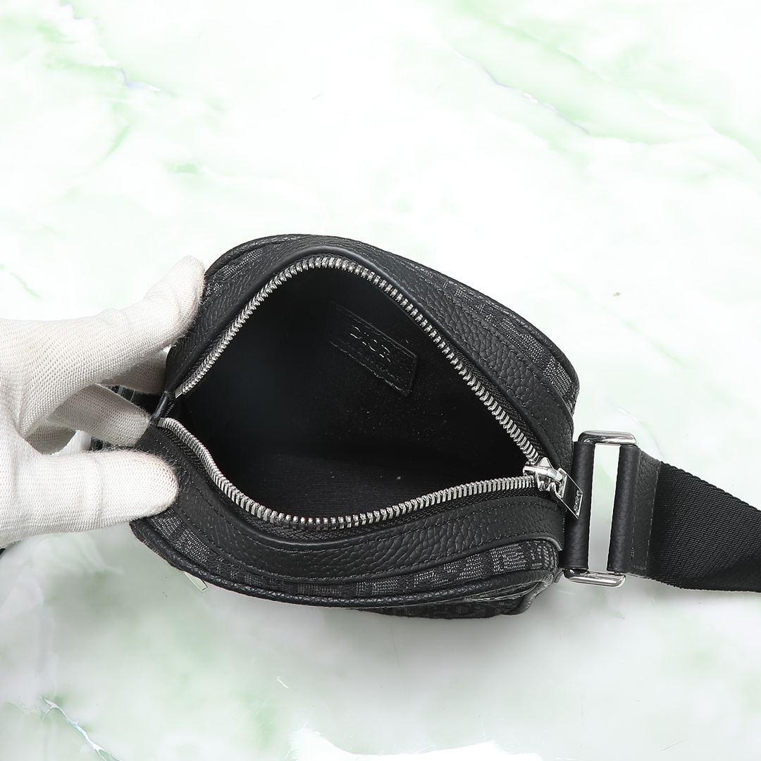 Shoulder Bag in Black
