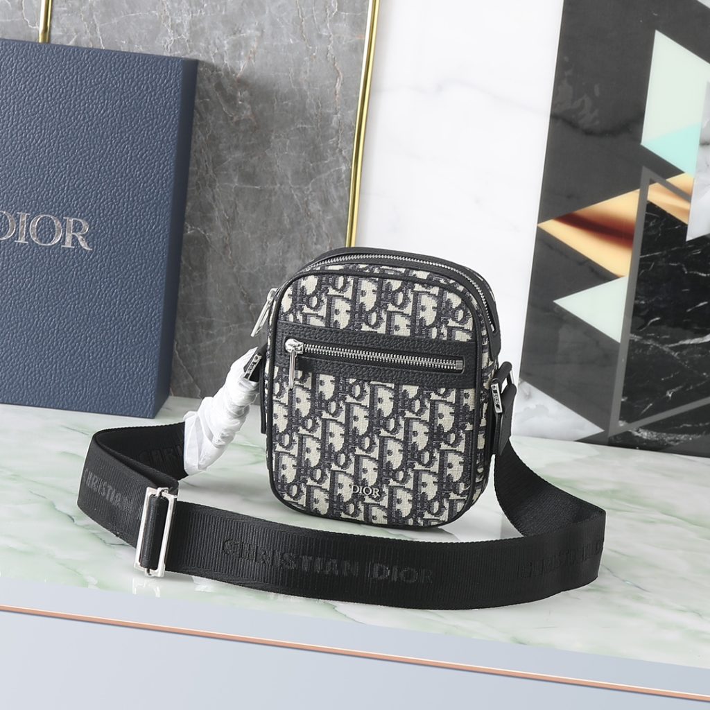 Shoulder Bag in Black