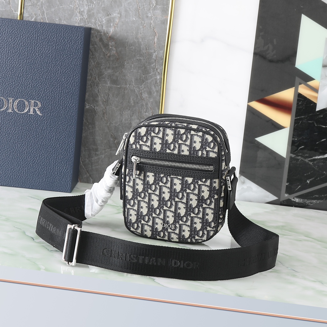 Shoulder Bag in Black