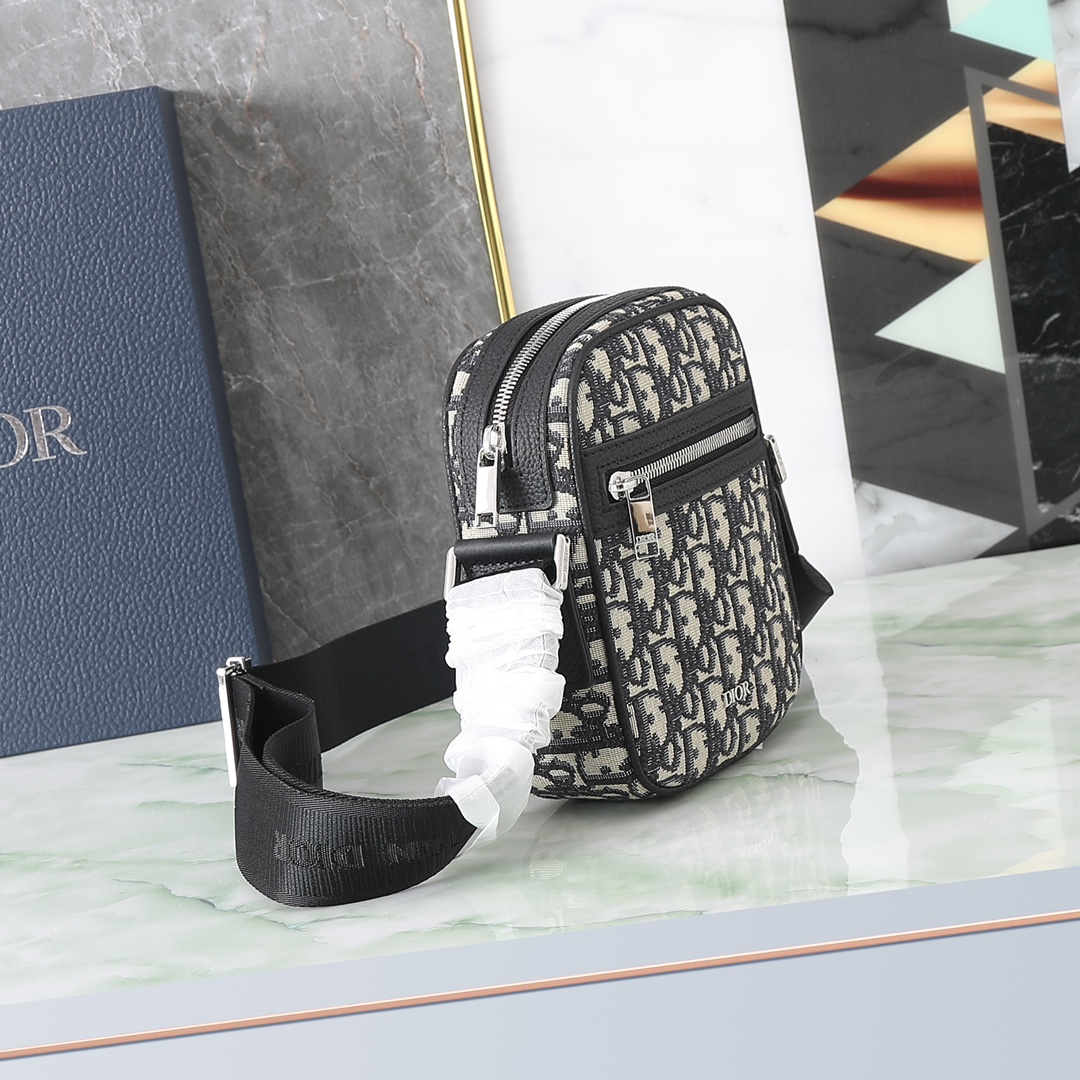 Shoulder Bag in Black