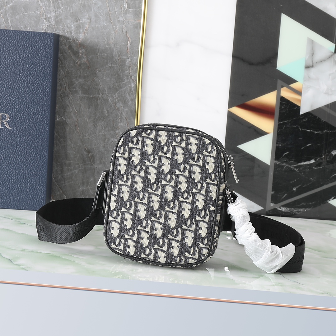 Shoulder Bag in Black