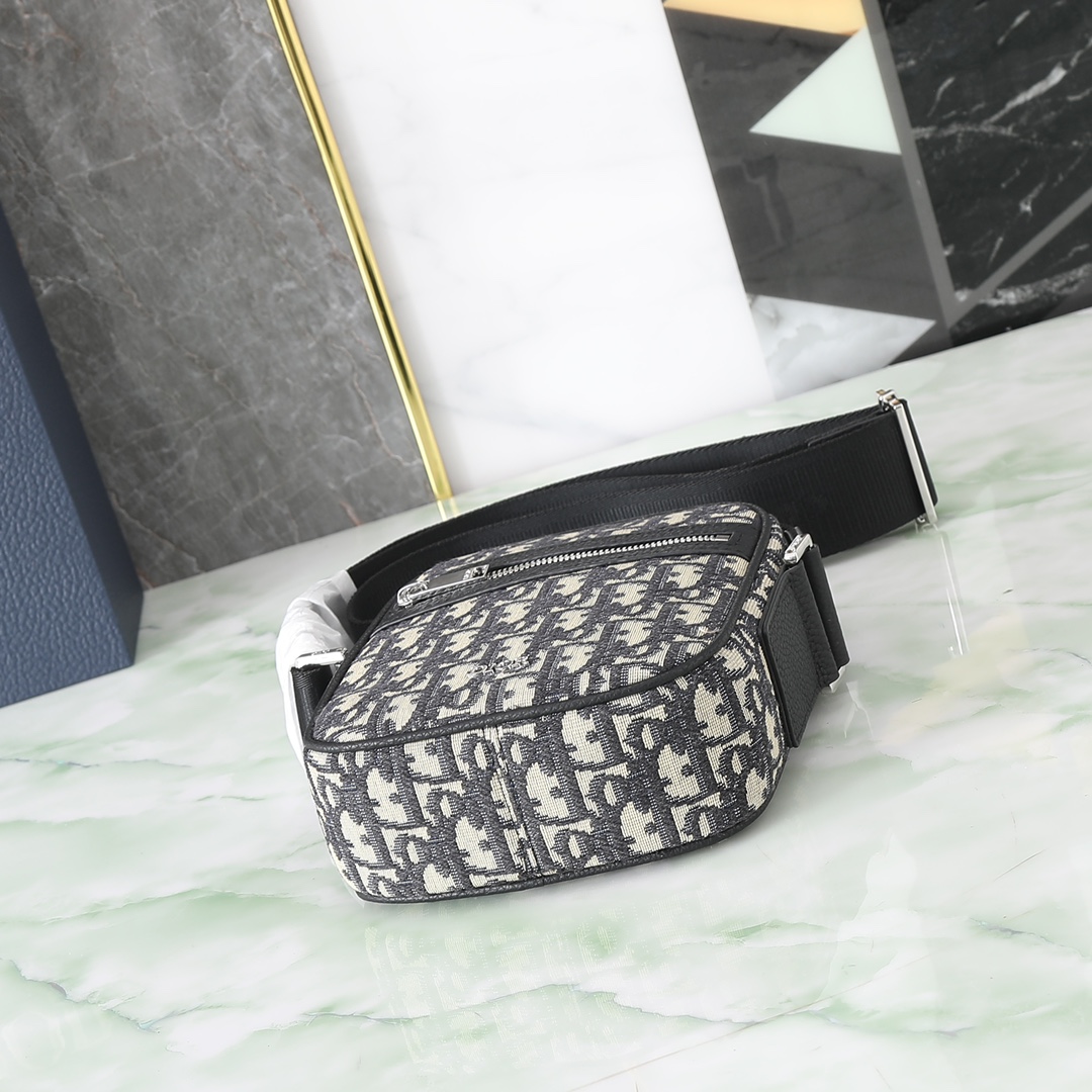 Shoulder Bag in Black