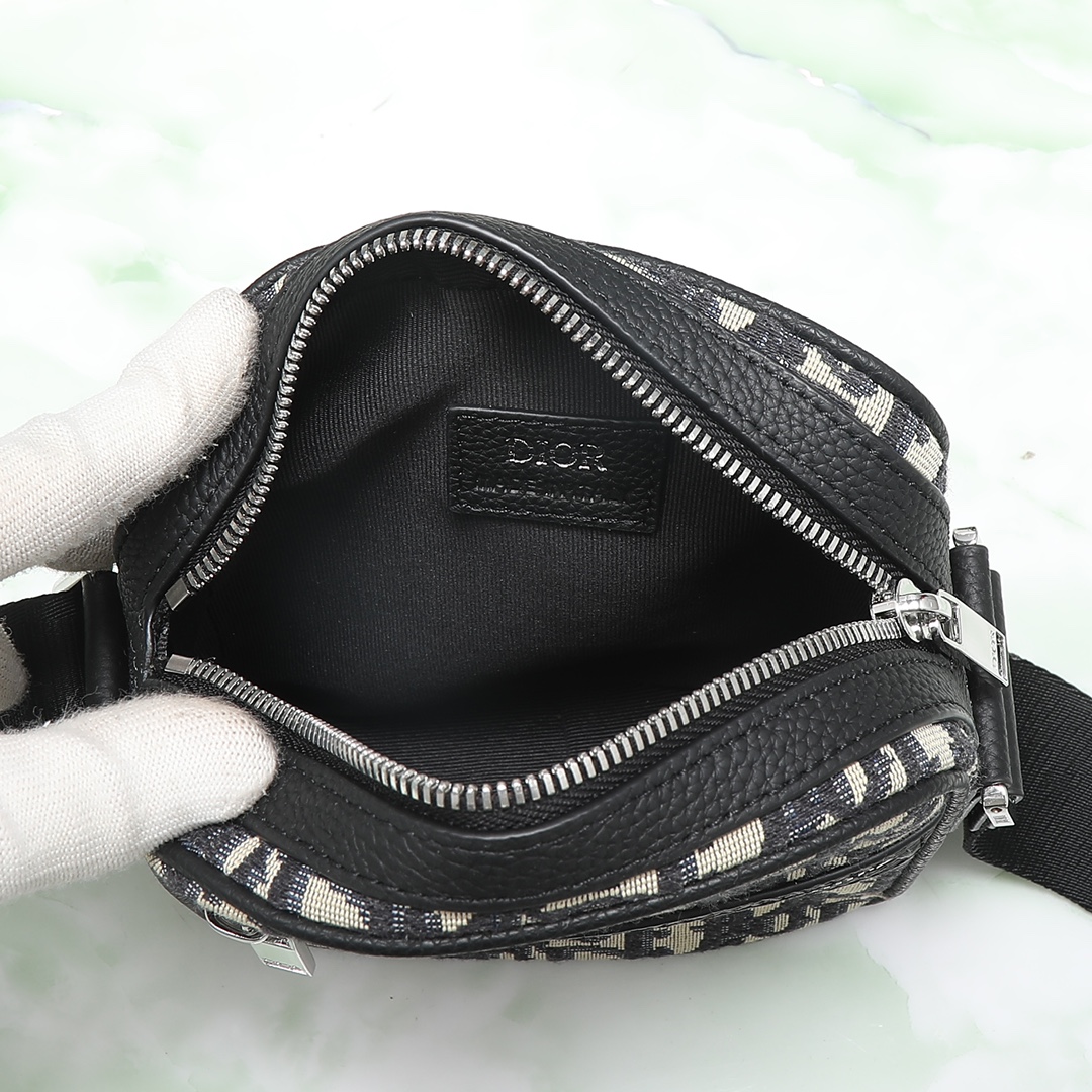 Shoulder Bag in Black