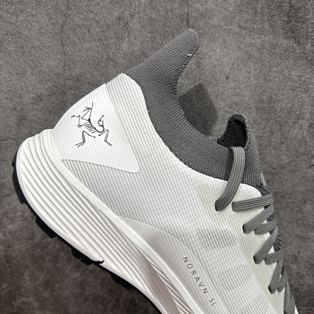 Sneakers in White