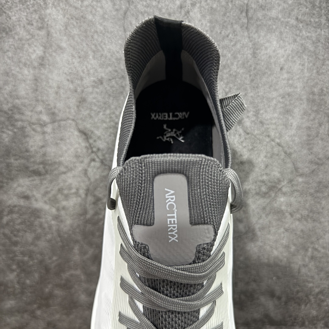 Sneakers in White