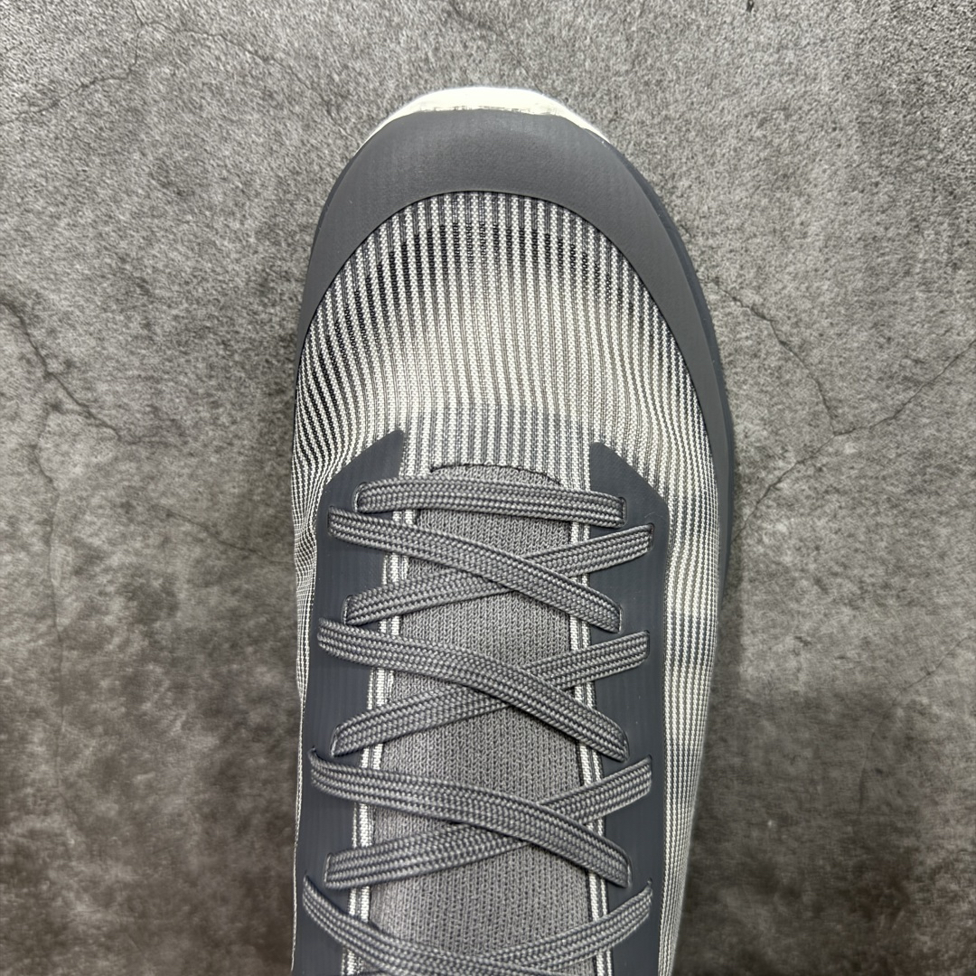 Sneakers in Grey
