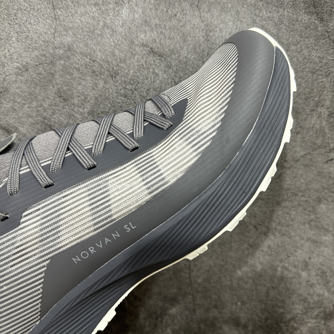 Sneakers in Grey