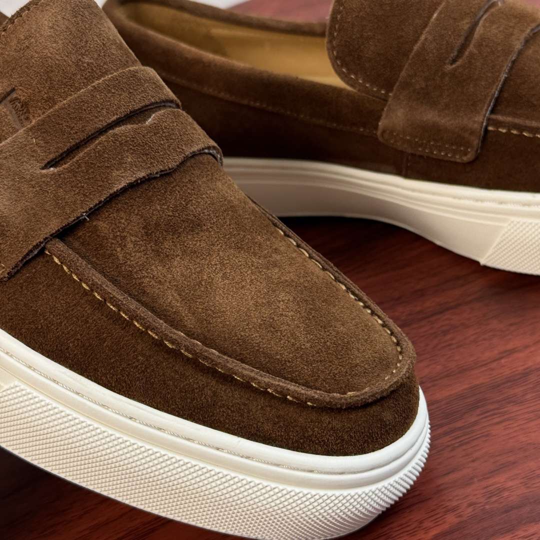Sneakers in Brown