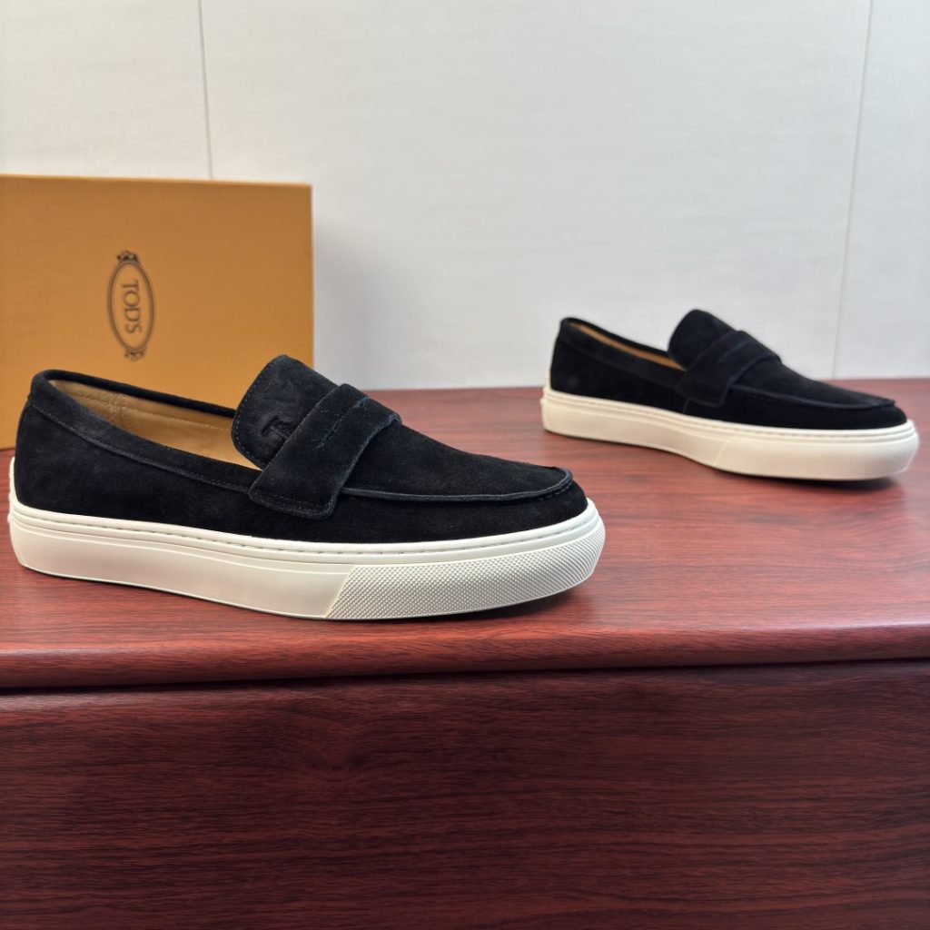 Sneakers in Black