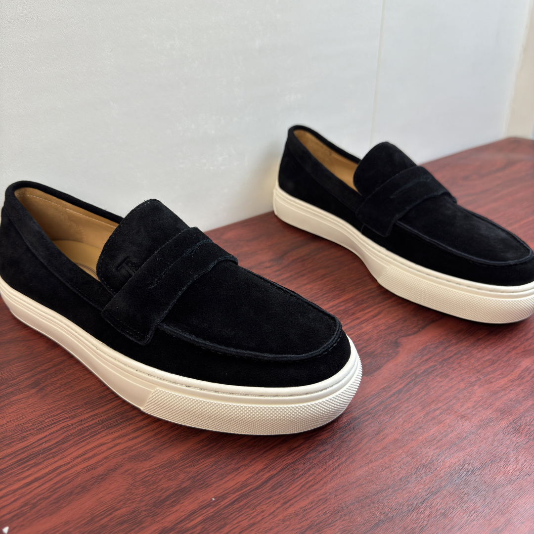 Sneakers in Black