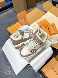 Louis Vuitton Sneakers in Denim