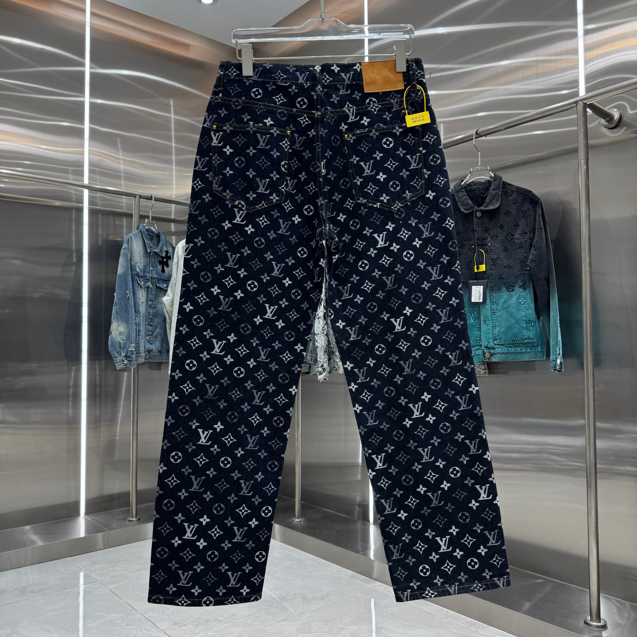 Louis Vuitton Pants in Black