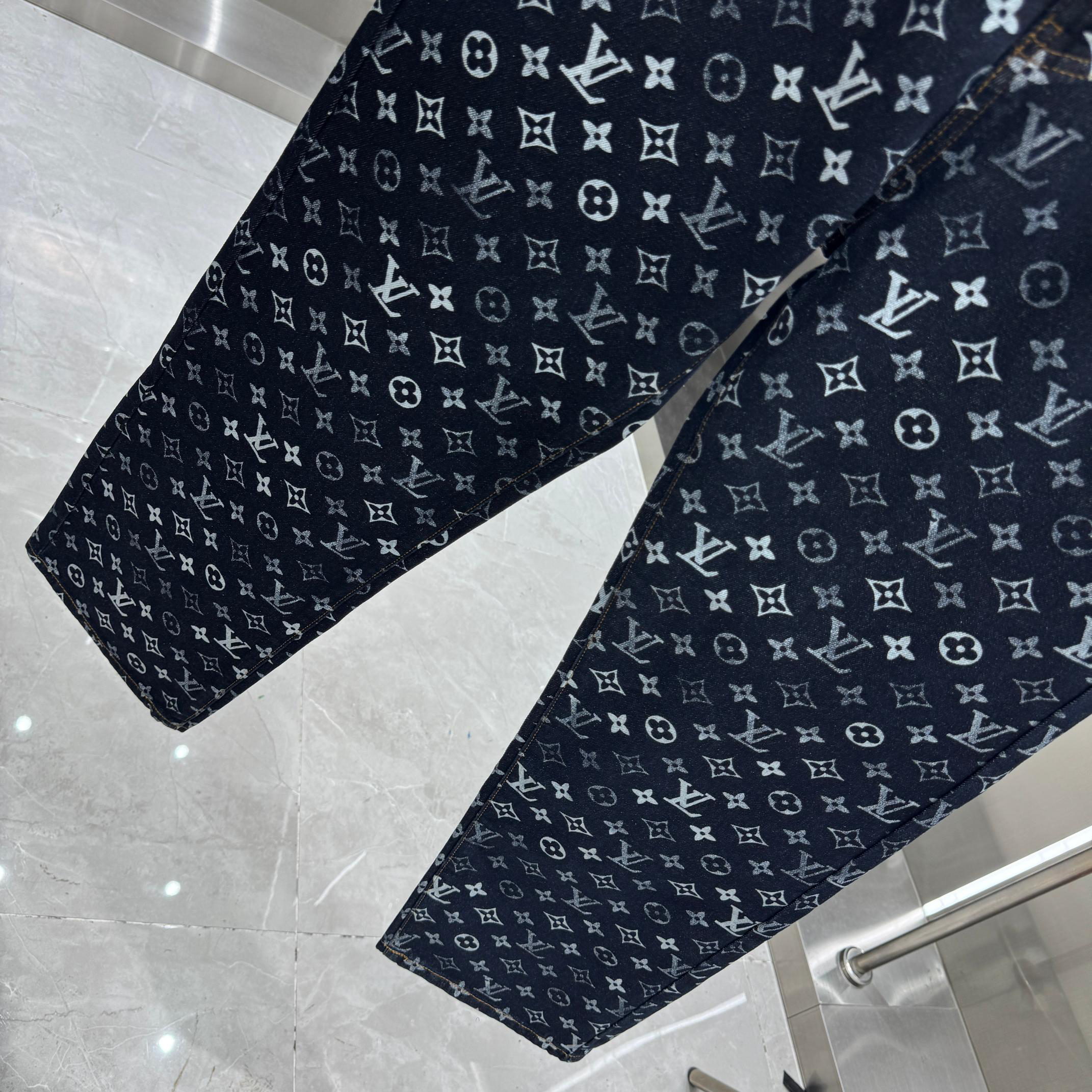 Louis Vuitton Pants in Black