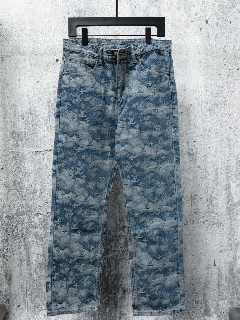 Louis Vuitton Pants in White