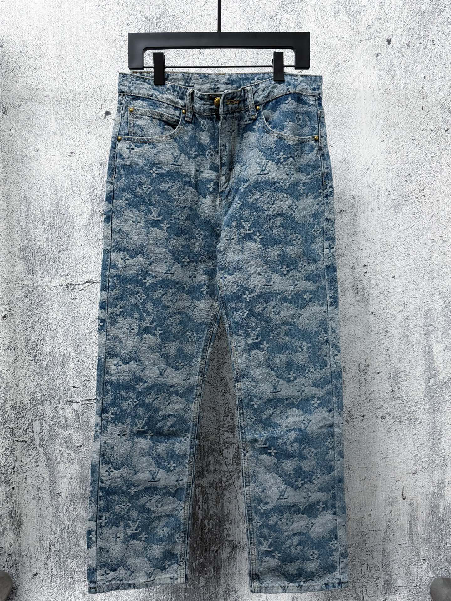 Louis Vuitton Pants in White