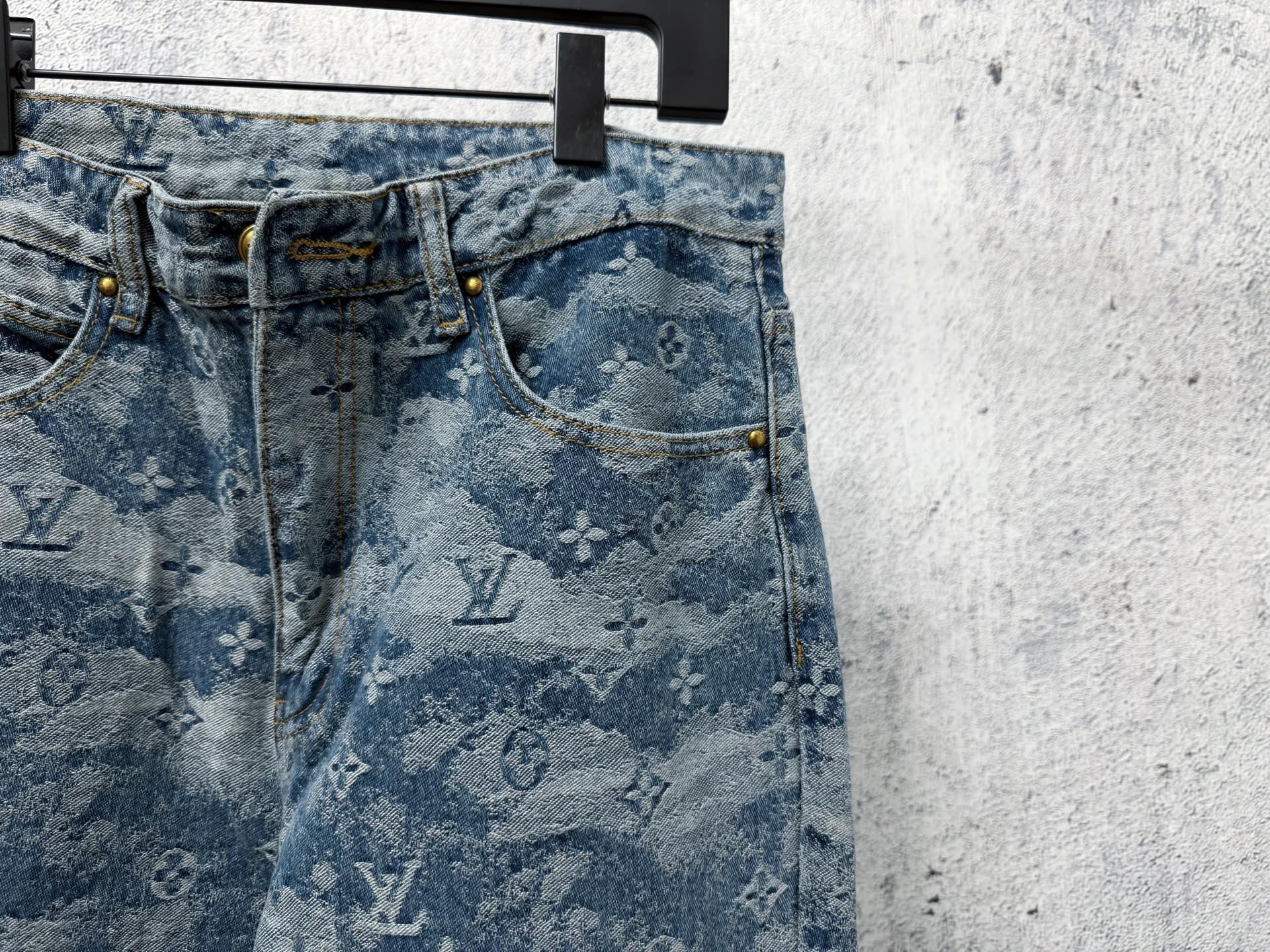 Louis Vuitton Pants in White