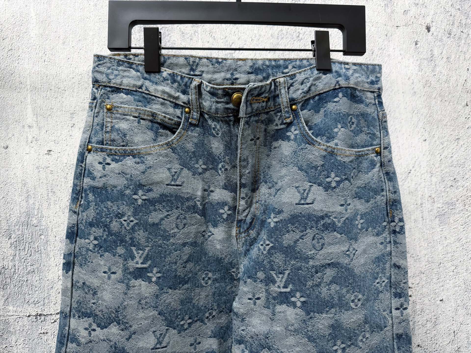 Louis Vuitton Pants in White