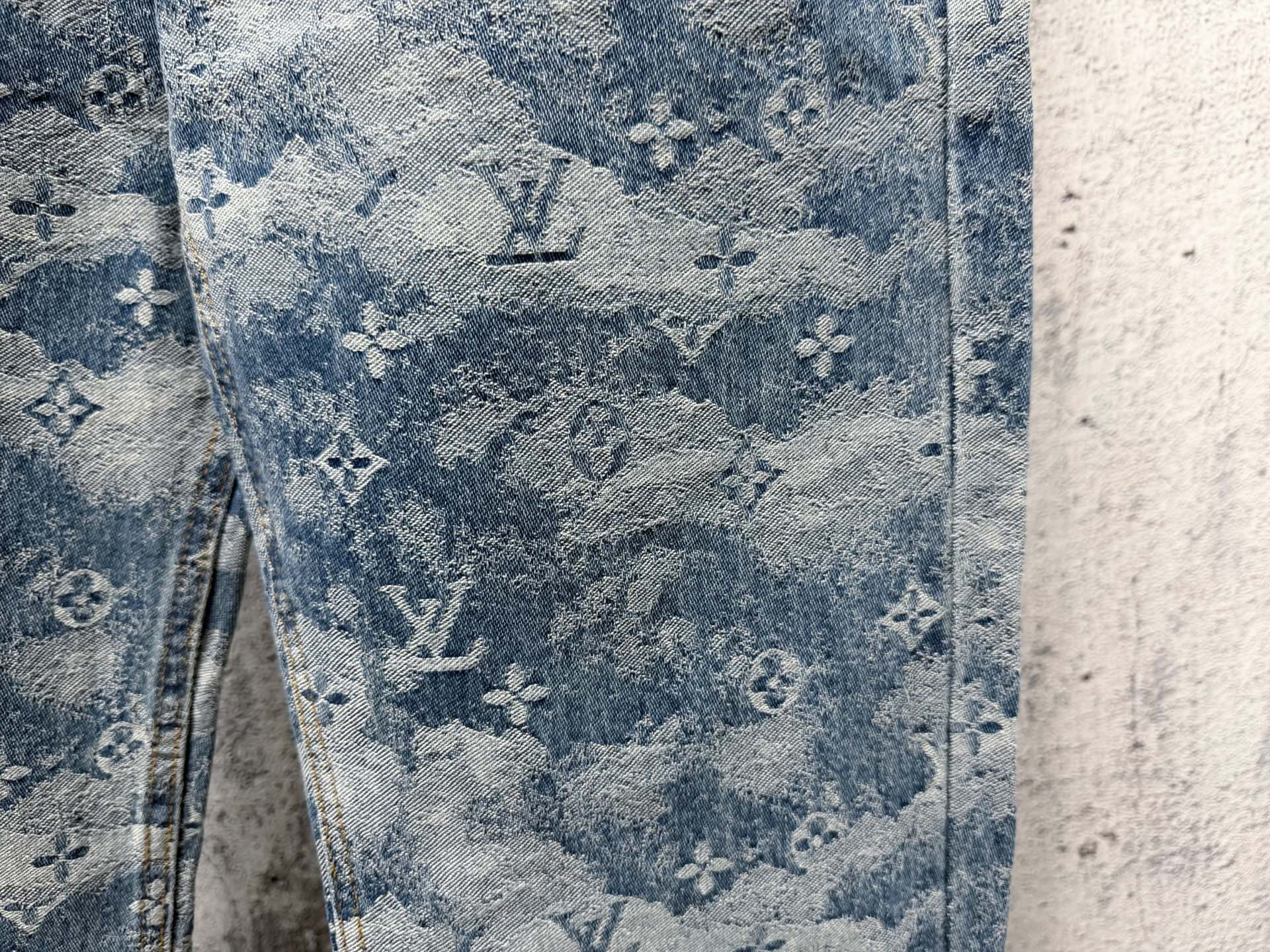 Louis Vuitton Pants in White