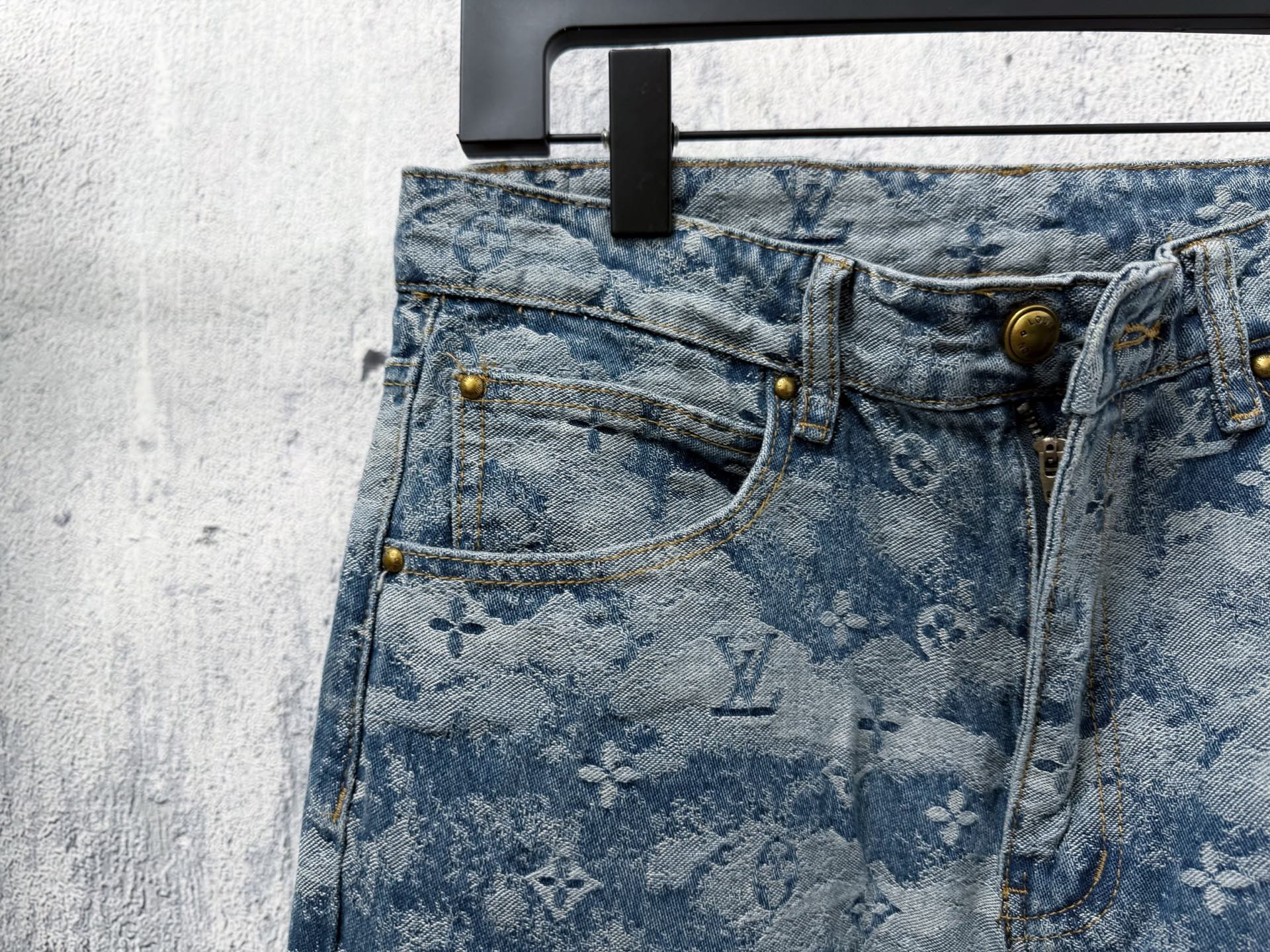 Louis Vuitton Pants in White